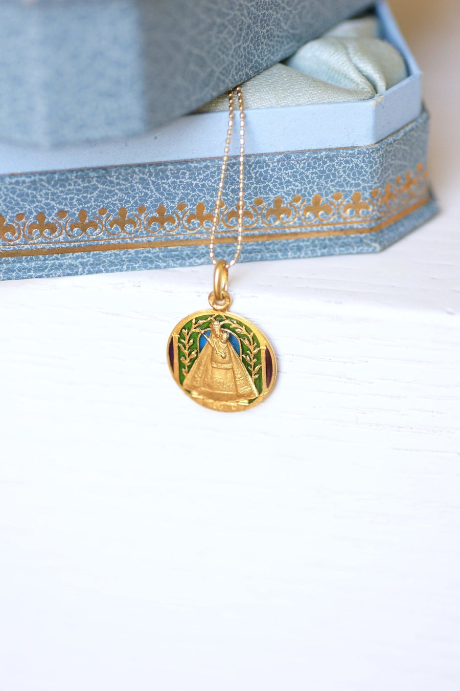Médaille ancienne or, Notre Dame des Dunes, émail plique-à-jour - Galerie Pénélope