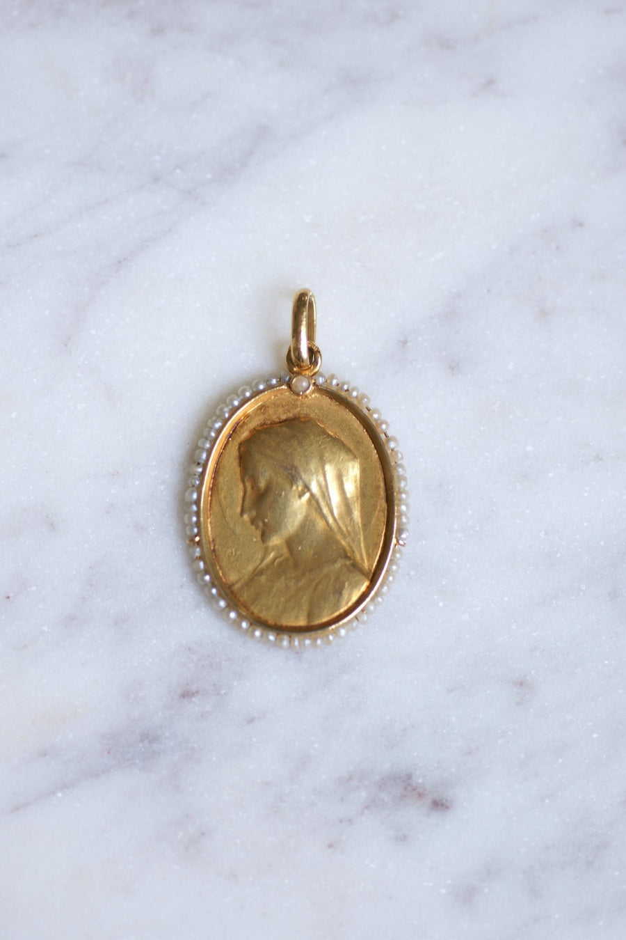 Médaille ancienne Vierge Marie en or et perles fines, Dropsy, Circa 1900 - Galerie Pénélope
