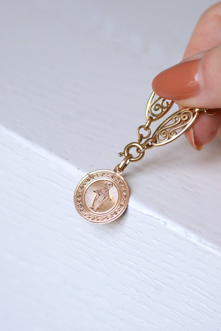 Médaille ancienne Vierge Marie en or rose - Galerie Pénélope