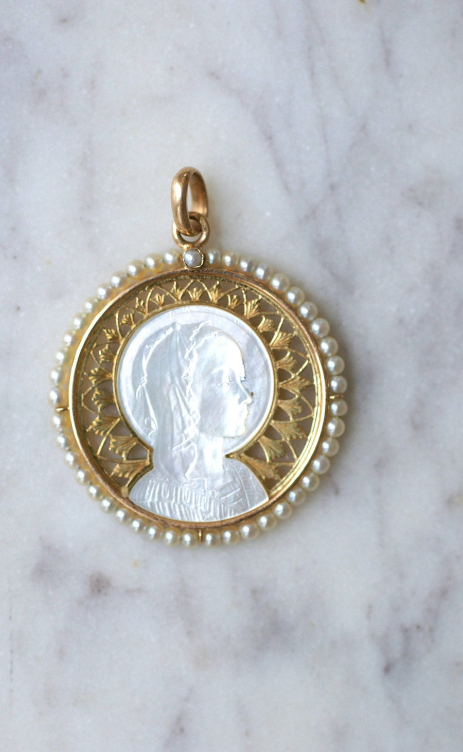 Médaille Art Déco Vierge sur nacre, or et perles fines - Galerie Pénélope