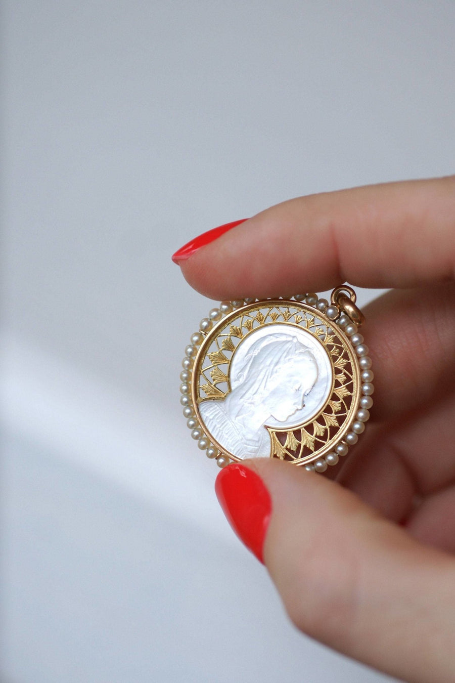 Médaille Art Déco Vierge sur nacre, or et perles fines - Galerie Pénélope