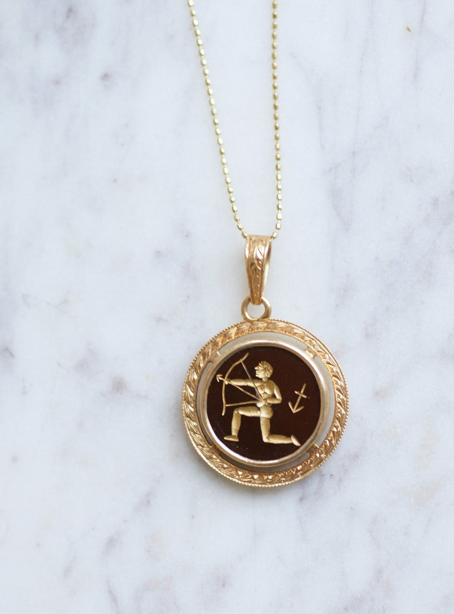 Médaille astrologique Sagittaire, or rose et intaille cornaline - Galerie Pénélope