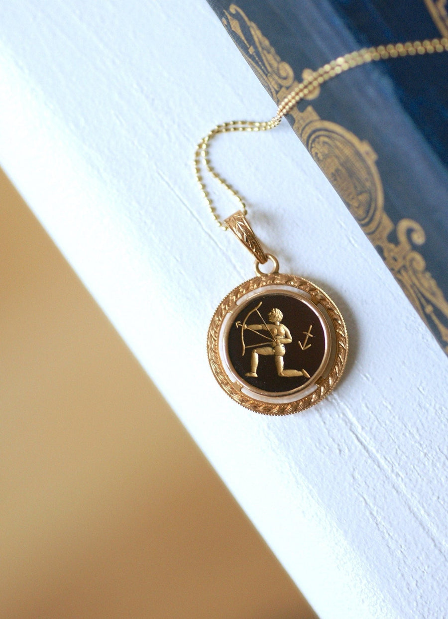 Médaille astrologique Sagittaire, or rose et intaille cornaline - Galerie Pénélope