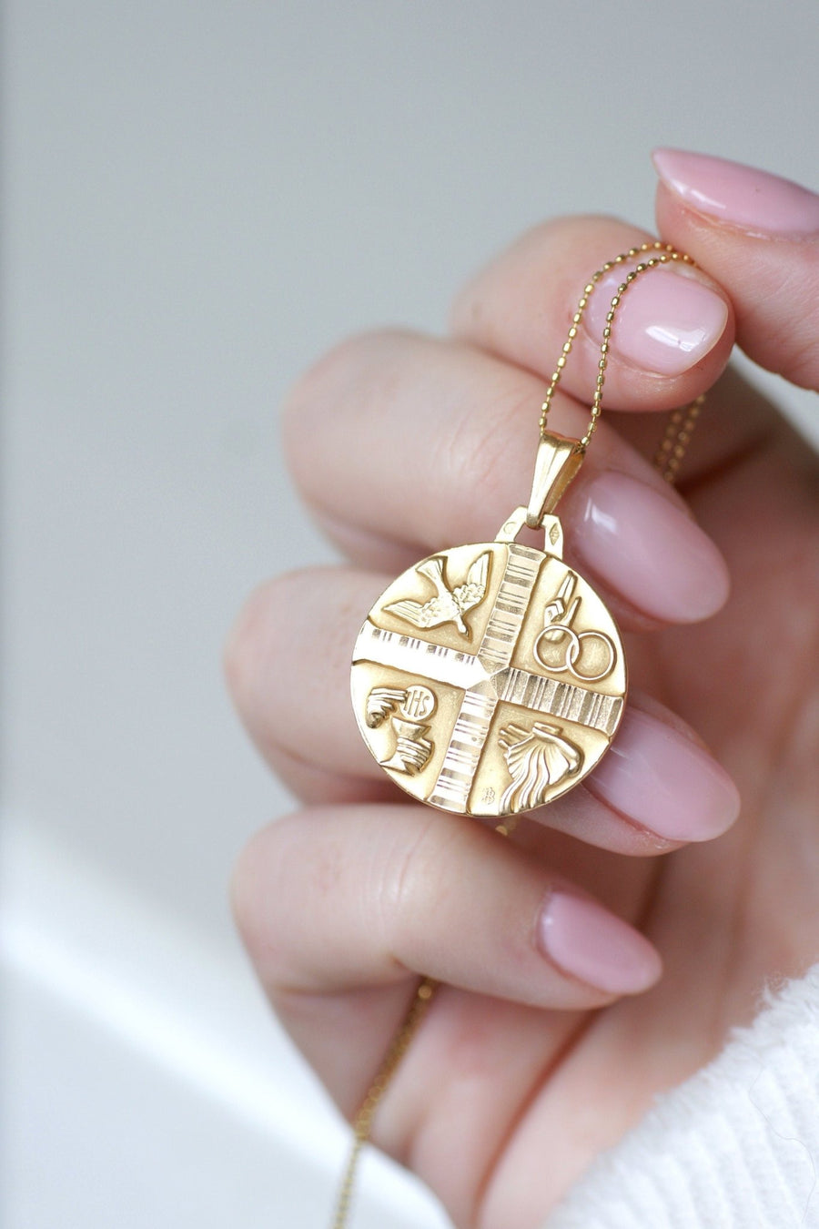 Médaille religieuse Art Déco or blanc, nacre et perles | Galerie Pénélope Médaille religieuse Art Déco or blanc, nacre et perles | Galerie Pénélope