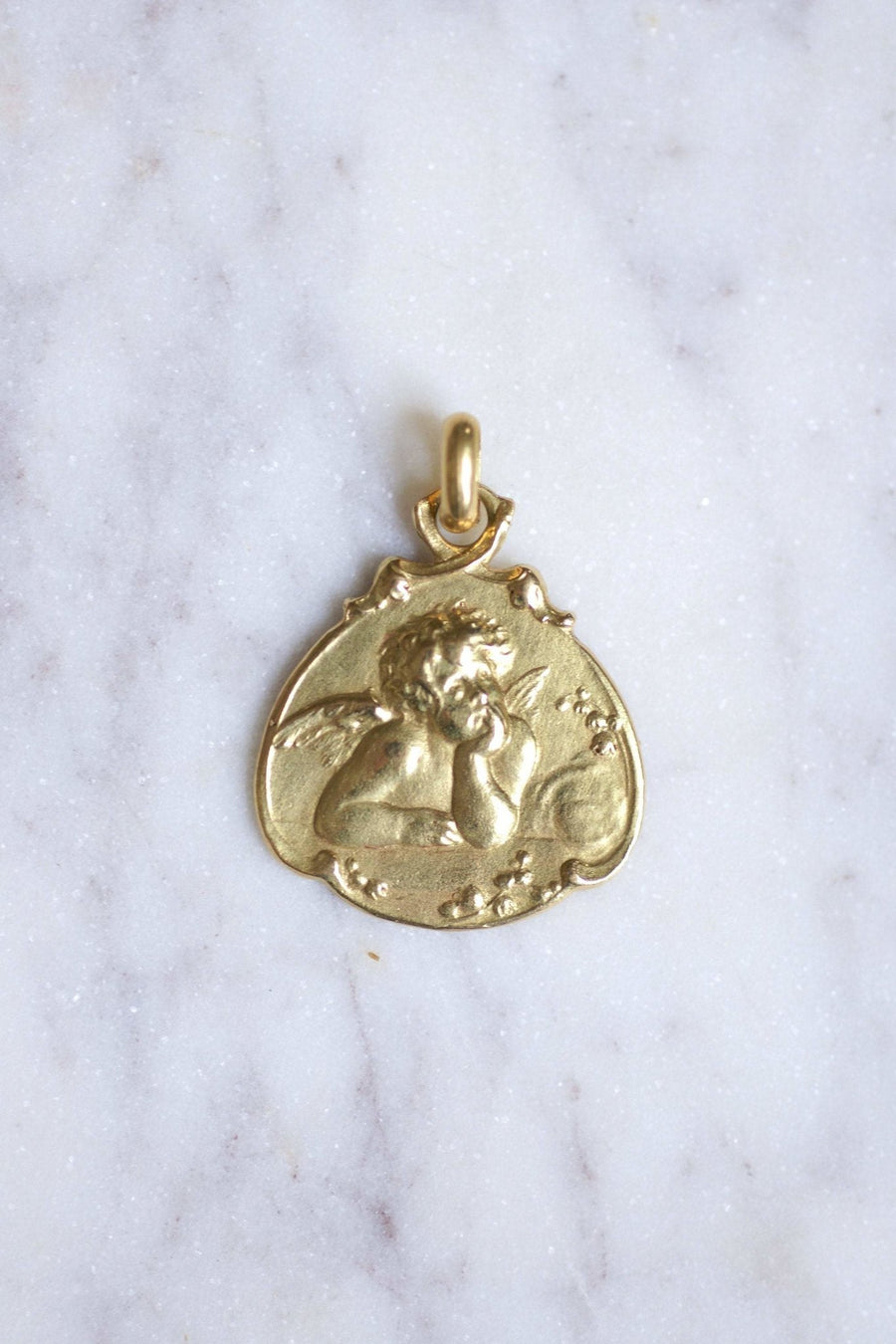 Médaille de baptême Art Nouveau Ange Penseur en or, Circa 1920 - Galerie Pénélope