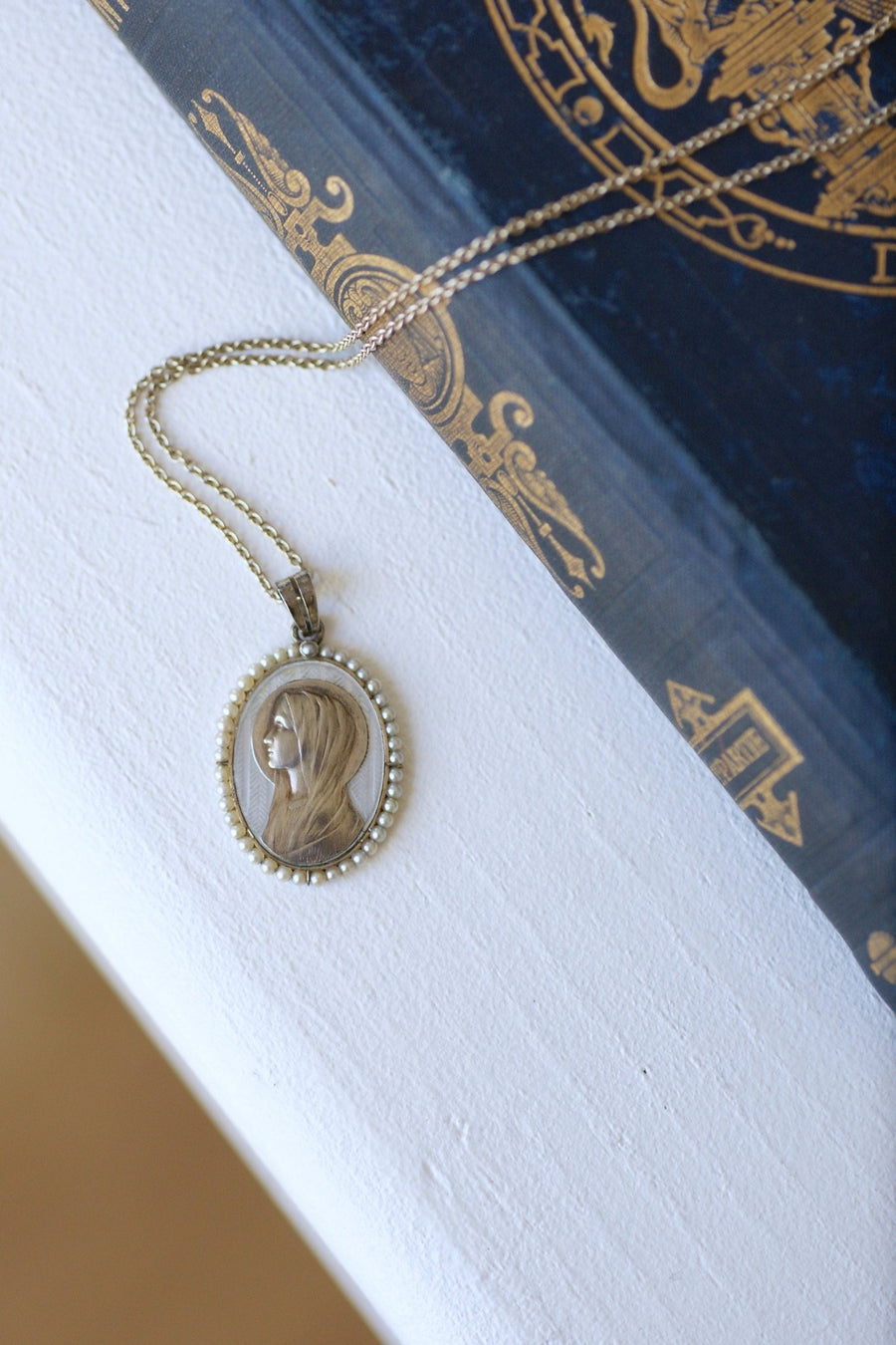 Médaille religieuse Art Déco or blanc, nacre et perles - Galerie Pénélope
