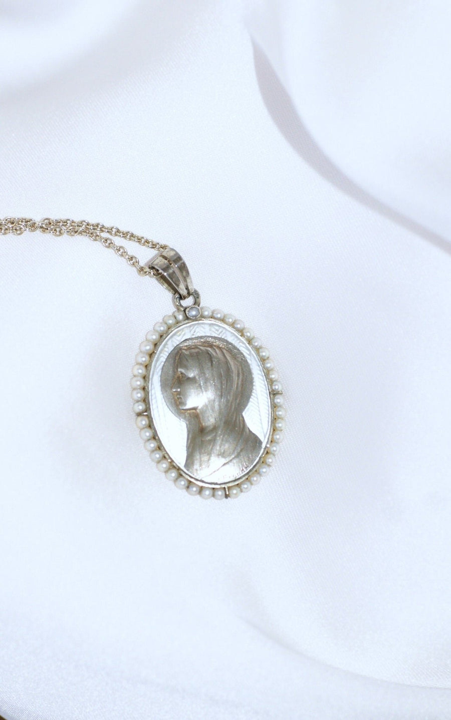 Médaille religieuse Art Déco or blanc, nacre et perles - Galerie Pénélope