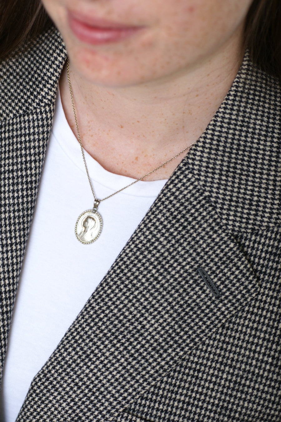 Médaille religieuse Art Déco or blanc, nacre et perles - Galerie Pénélope