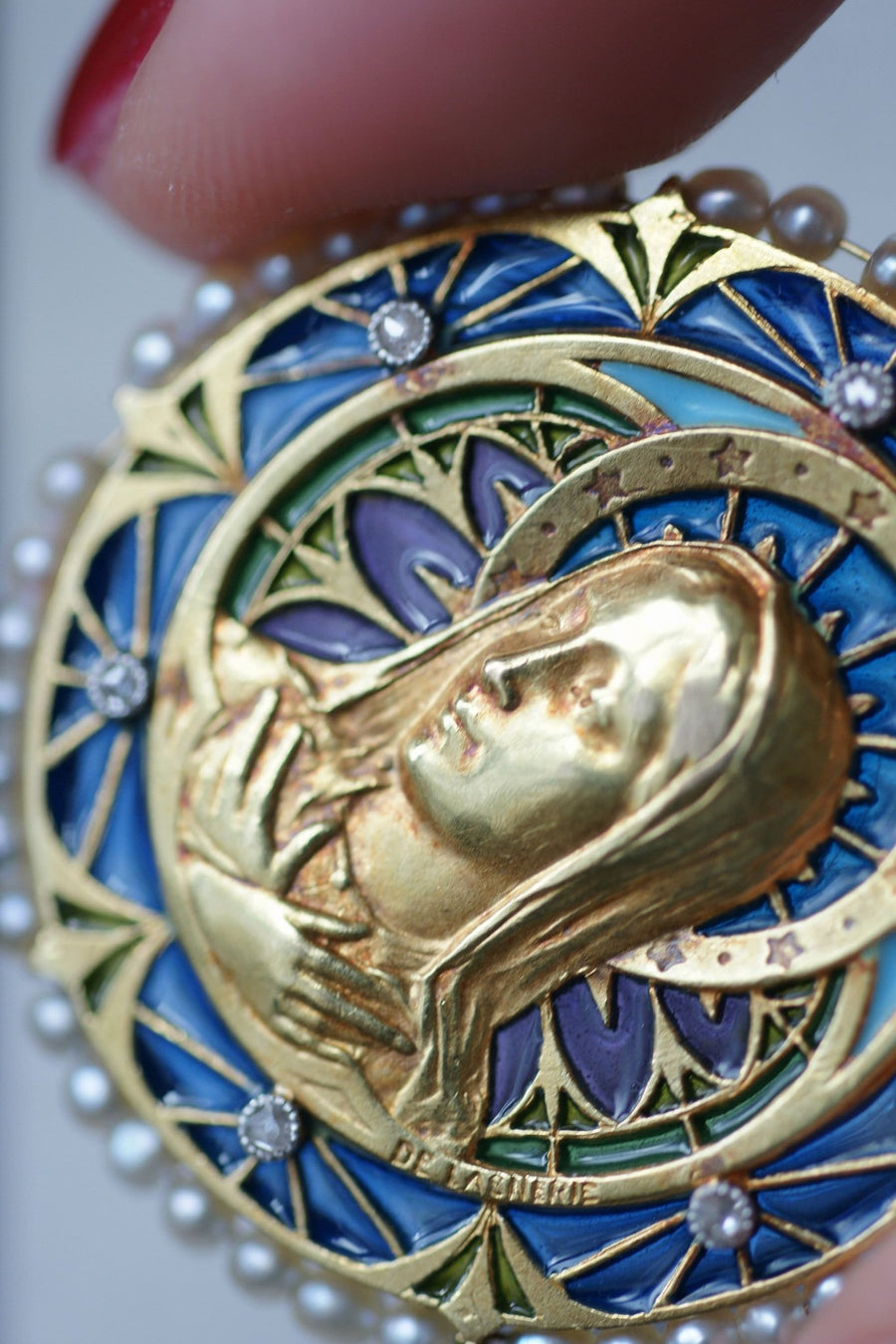 Médaille Vierge Marie émail plique à jour, perles et diamants - Galerie Pénélope