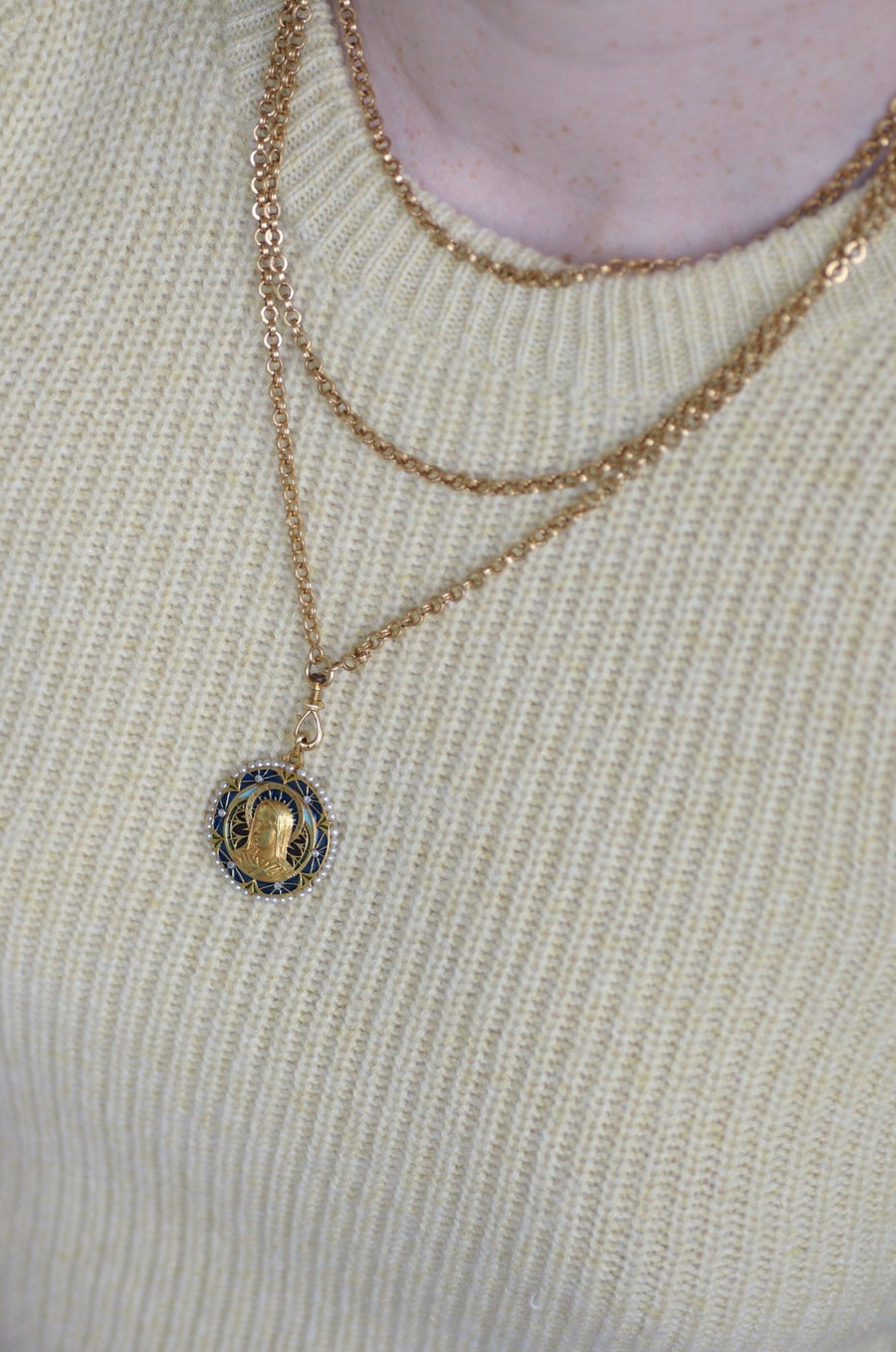 Médaille Vierge Marie émail plique à jour, perles et diamants - Galerie Pénélope
