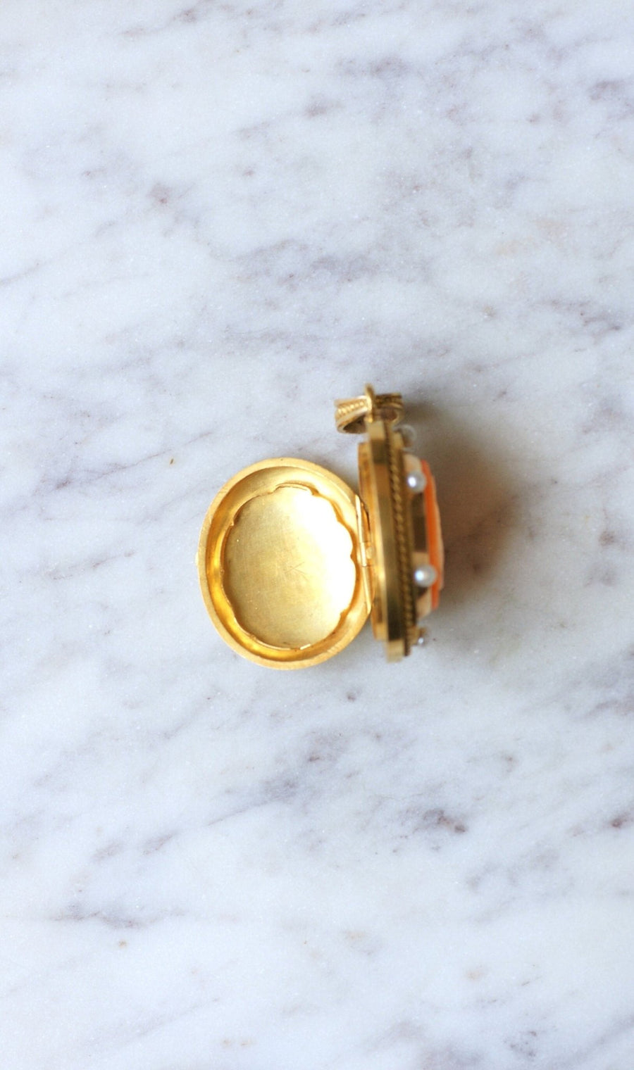 Médaillon camée agate et perles sur or jaune - Galerie Pénélope