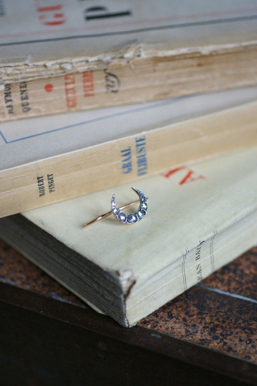 Mono Boucle d'oreille ancienne, croissant de lune, en or et diamants - Galerie Pénélope