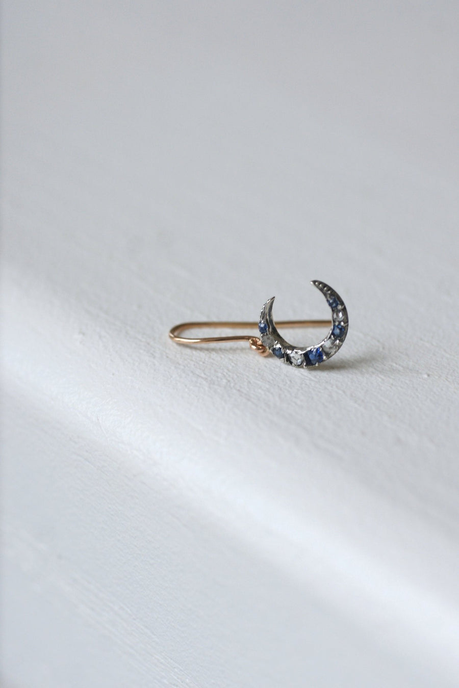Mono boucle d'oreille lune or rose, diamants et saphirs - Galerie Pénélope
