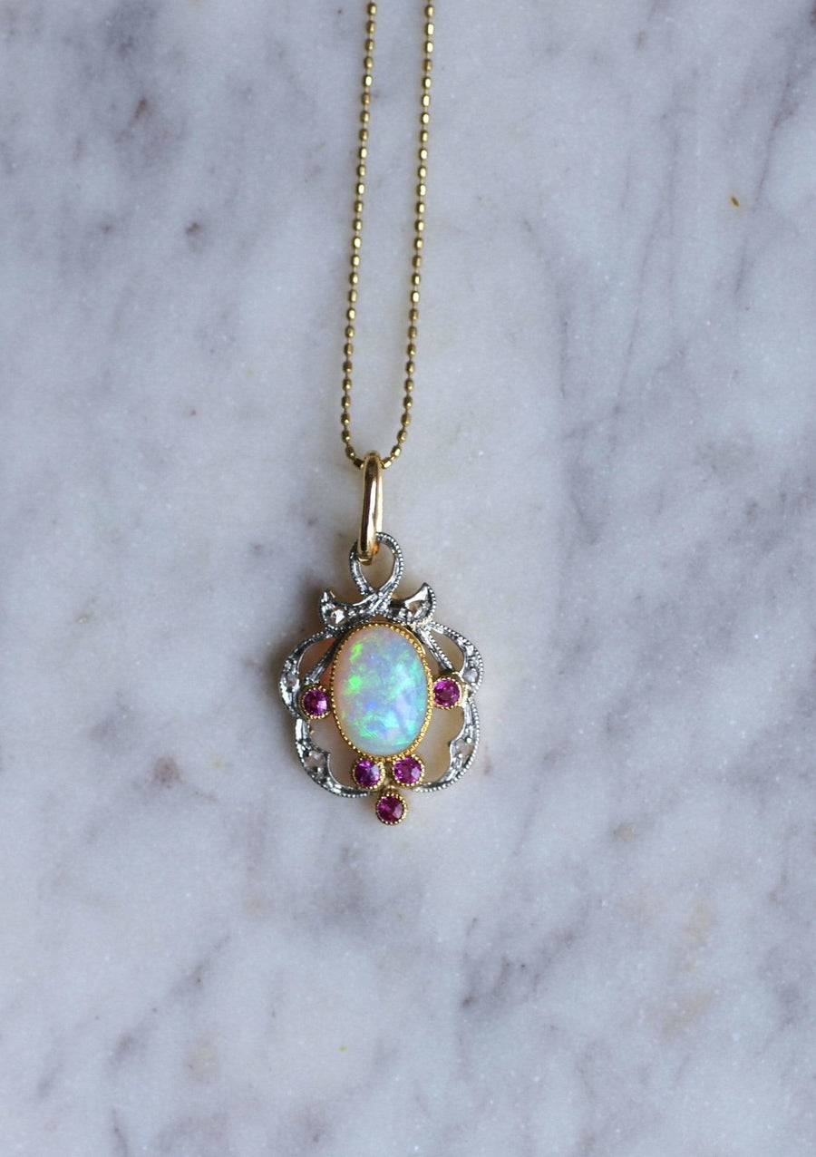 Pendentif ancien opale entourage rubis et diamants - Galerie Pénélope