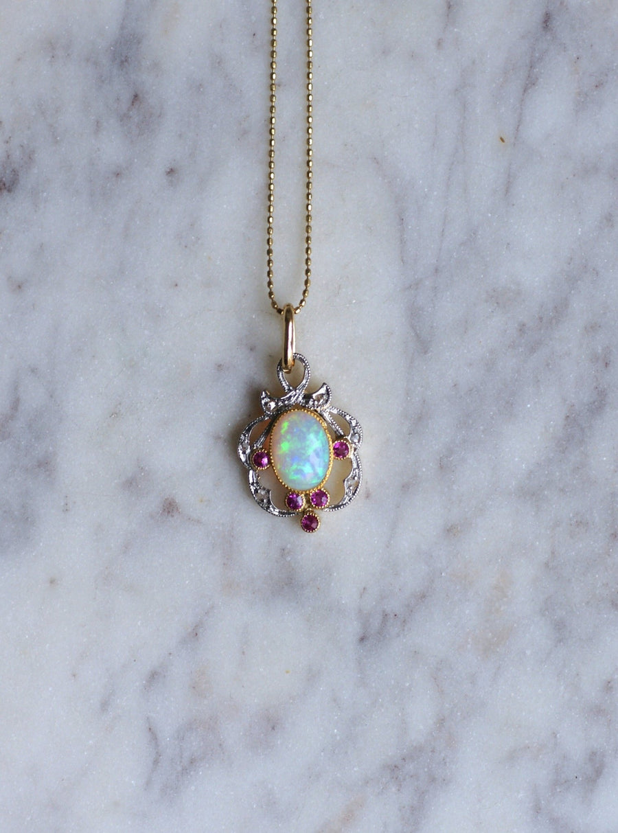 Pendentif ancien opale entourage rubis et diamants - Galerie Pénélope