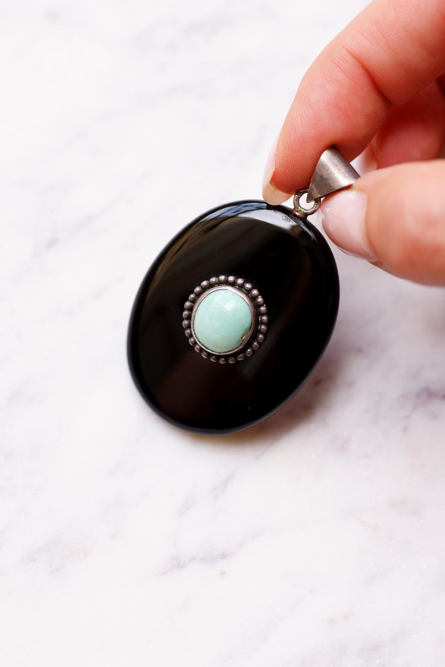 Pendentif ancien ouvrant en argent, turquoise, et onyx - Galerie Pénélope