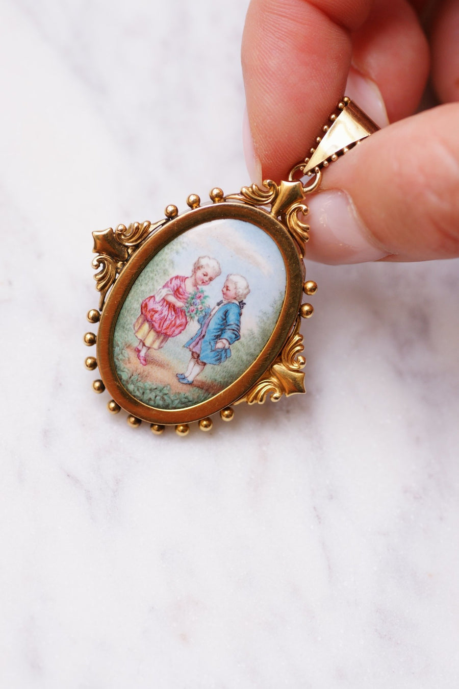 Pendentif Broche ancien en or et miniature sur porcelaine - Galerie Pénélope
