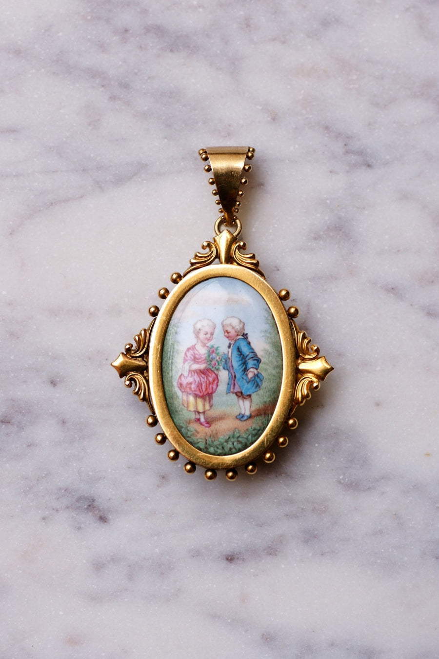 Pendentif Broche ancien en or et miniature sur porcelaine - Galerie Pénélope