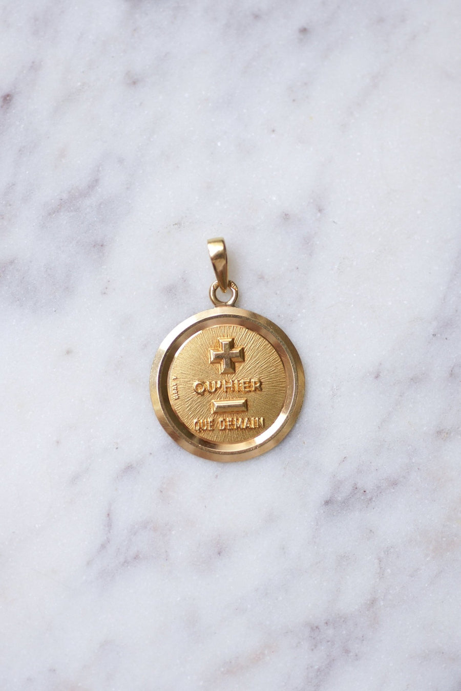 Pendentif médaille d'amour A.AUGIS en or jaune 18Kt - Galerie Pénélope
