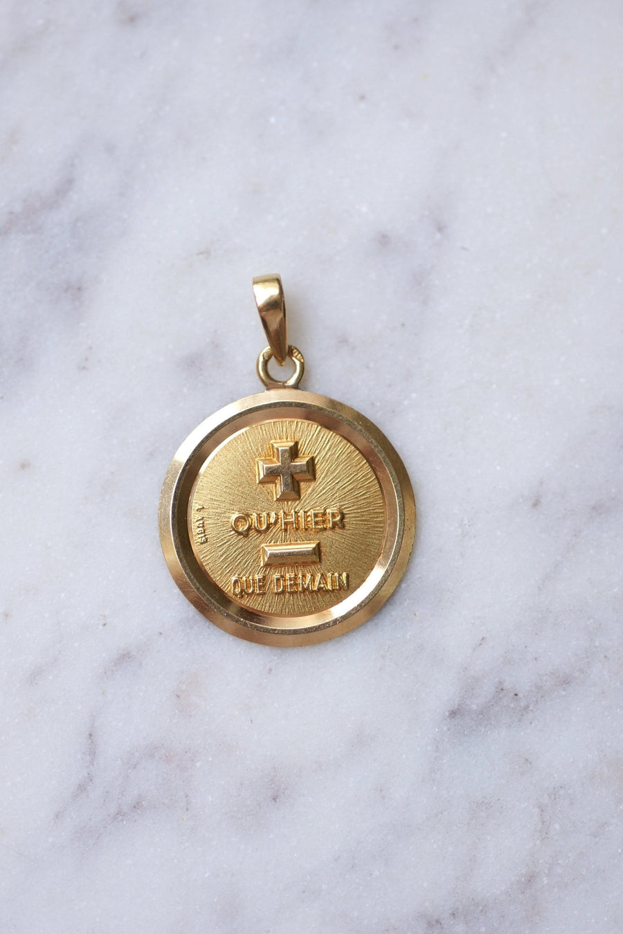 Pendentif médaille d'amour A.AUGIS en or jaune 18Kt - Galerie Pénélope