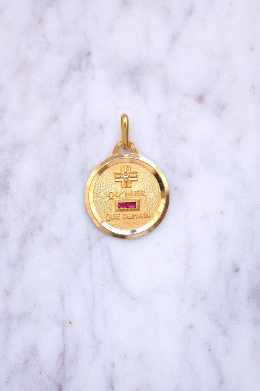 Pendentif médaille d'amour A.AUGIS en or jaune - Galerie Pénélope