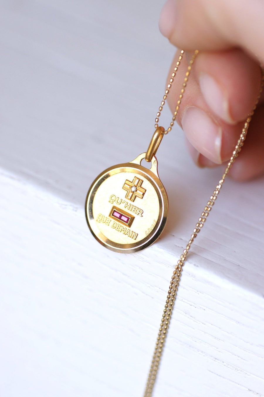 Pendentif médaille d'amour A.AUGIS en or jaune - Galerie Pénélope