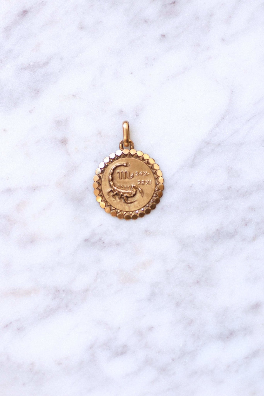 Pendentif médaille vintage astrologique Scorpion en or - Galerie Pénélope
