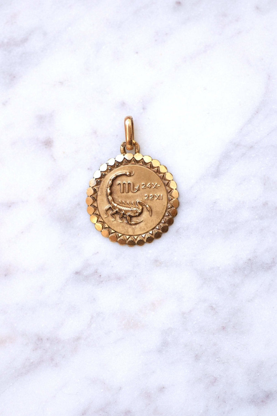 Pendentif médaille vintage astrologique Scorpion en or - Galerie Pénélope