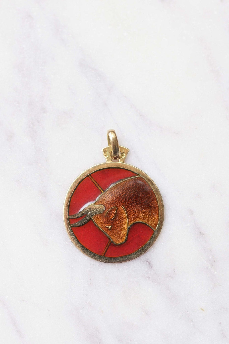 Pendentif médaille vintage astrologique taureau en or et émail - Galerie Pénélope