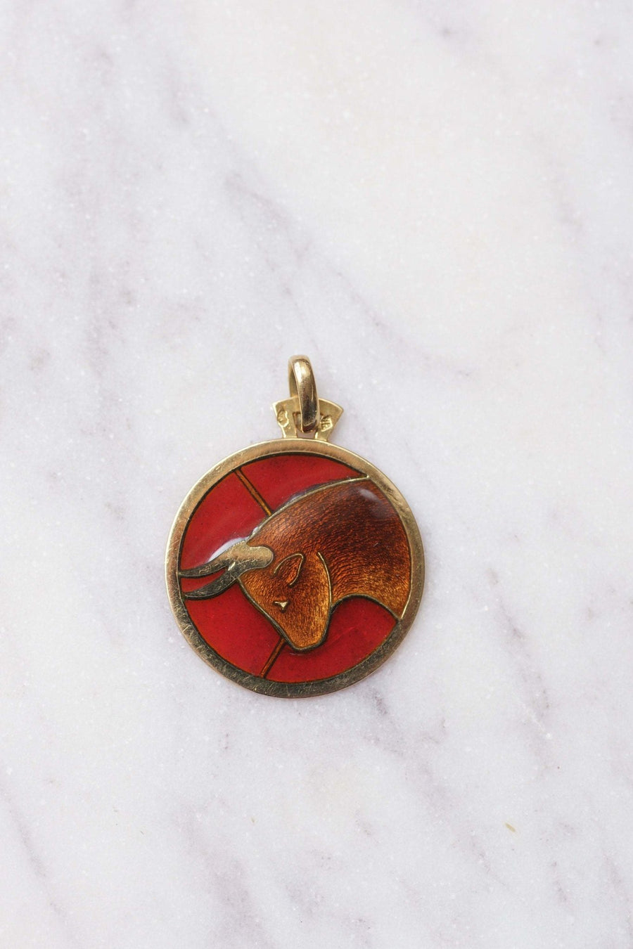 Pendentif médaille vintage astrologique taureau en or et émail - Galerie Pénélope