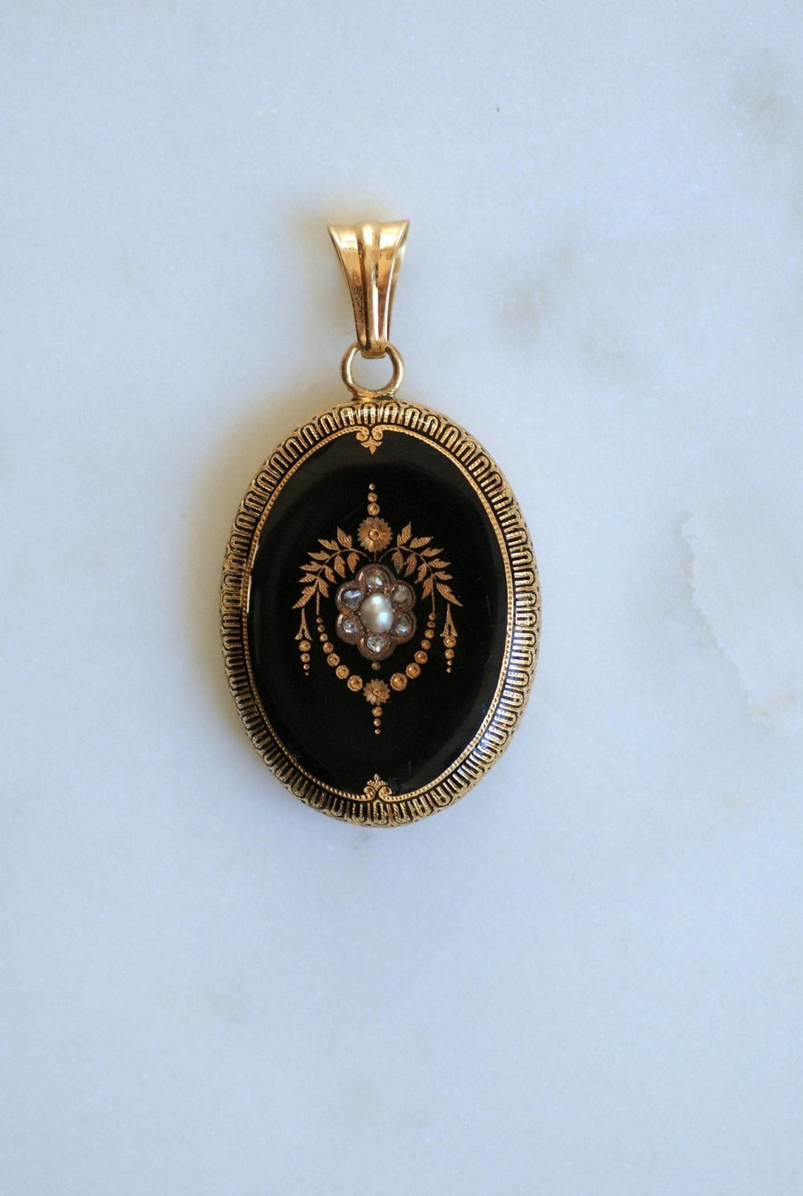 Pendentif médaillon ancien en or, émail noir, perle fine, diamants - Galerie Pénélope