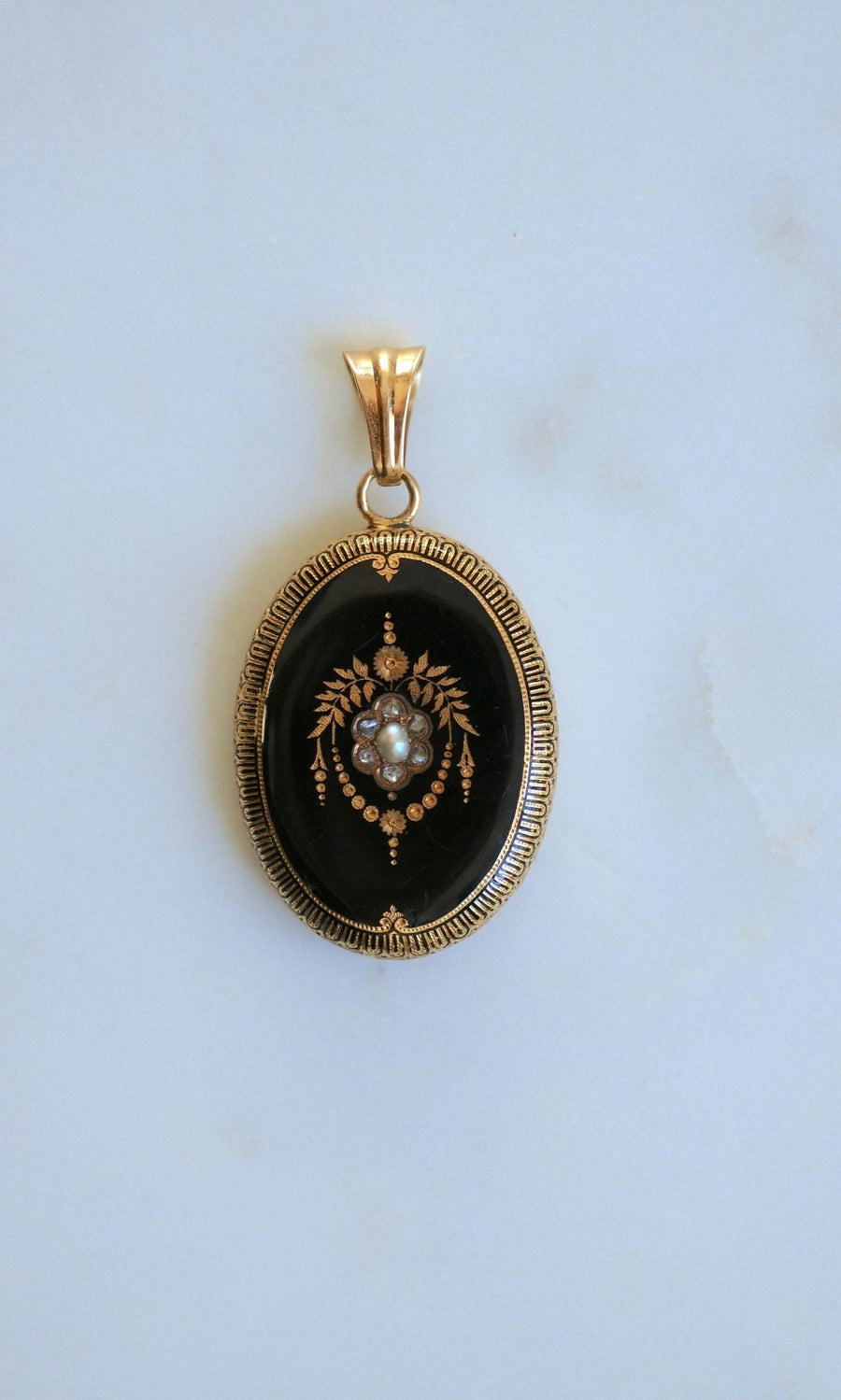 Pendentif médaillon ancien en or, émail noir, perle fine, diamants - Galerie Pénélope