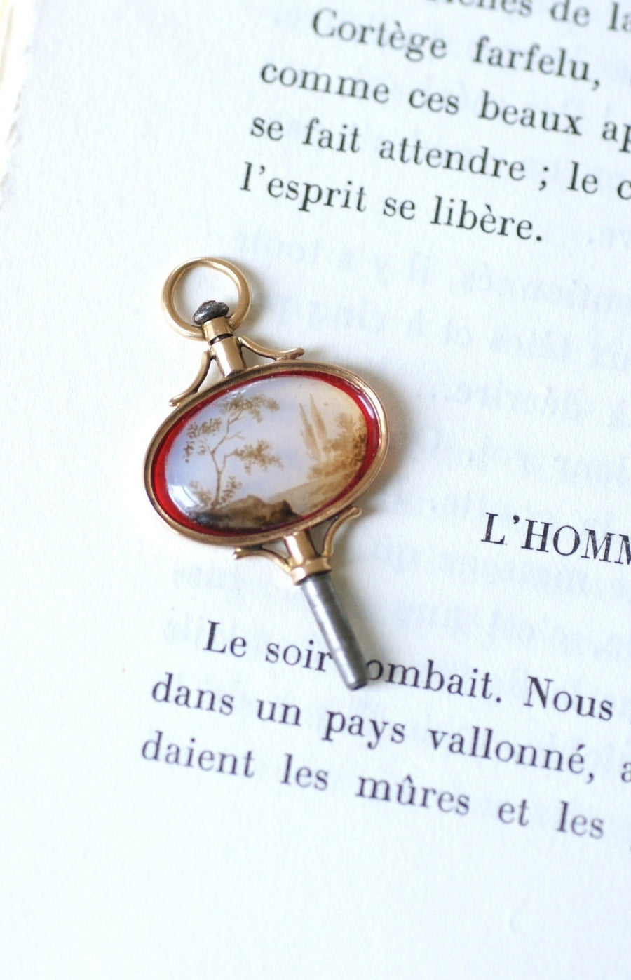 Pendentif victorien clef de montre paysage miniature sur verre, monture or rose - Galerie Pénélope