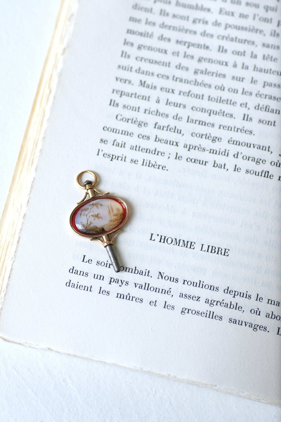 Pendentif victorien clef de montre paysage miniature sur verre, monture or rose - Galerie Pénélope