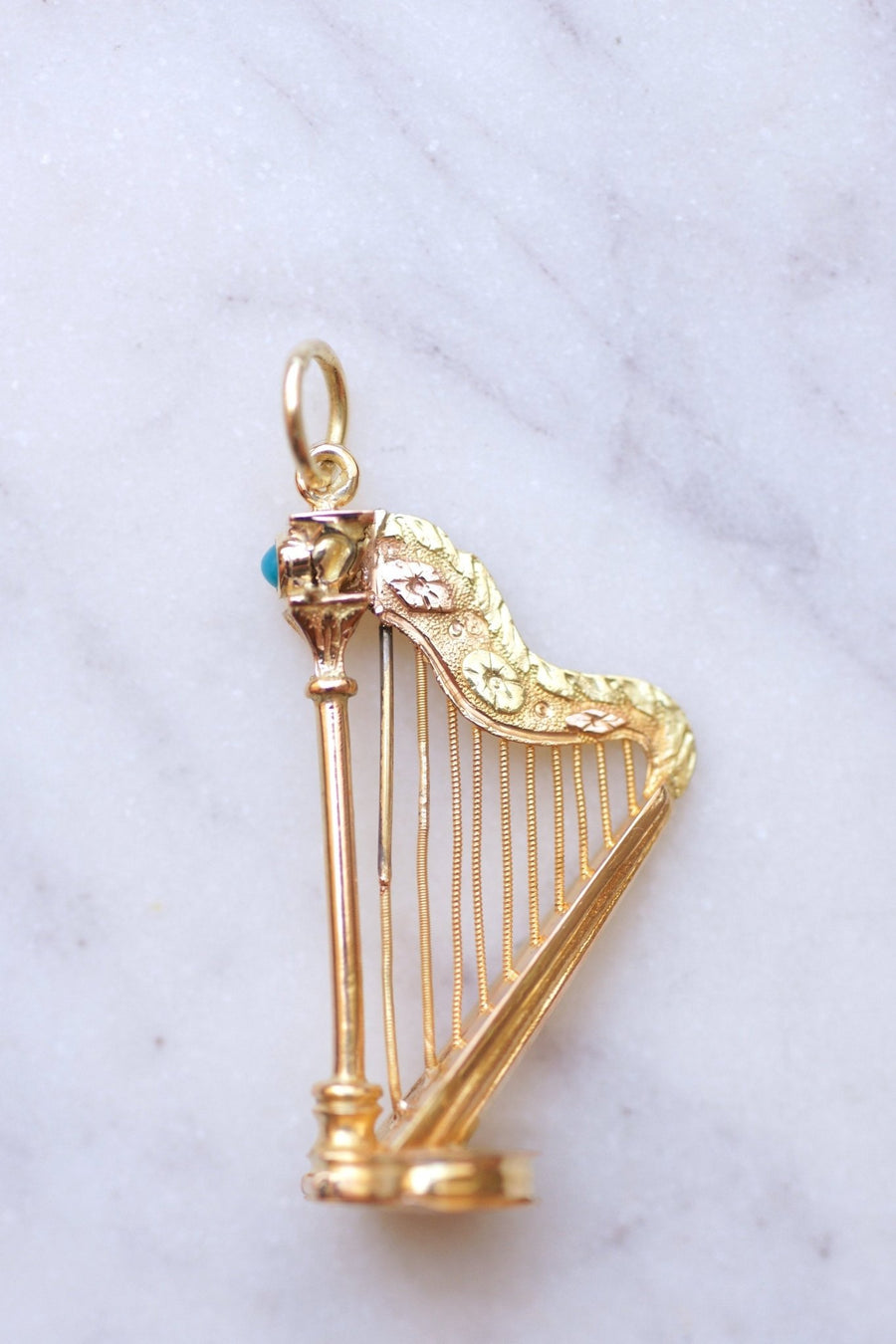 Pendentif Victorien harpe en or jaune et turquoise à compartiment secret - Galerie Pénélope