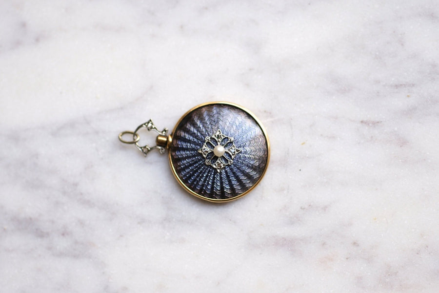 Réservé - Pendentif ancien émail bleu guilloché en or perle et diamants - Galerie Pénélope