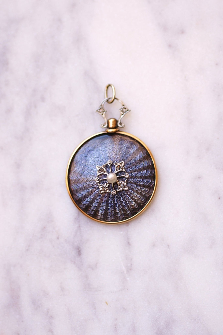 Réservé - Pendentif ancien émail bleu guilloché en or perle et diamants - Galerie Pénélope