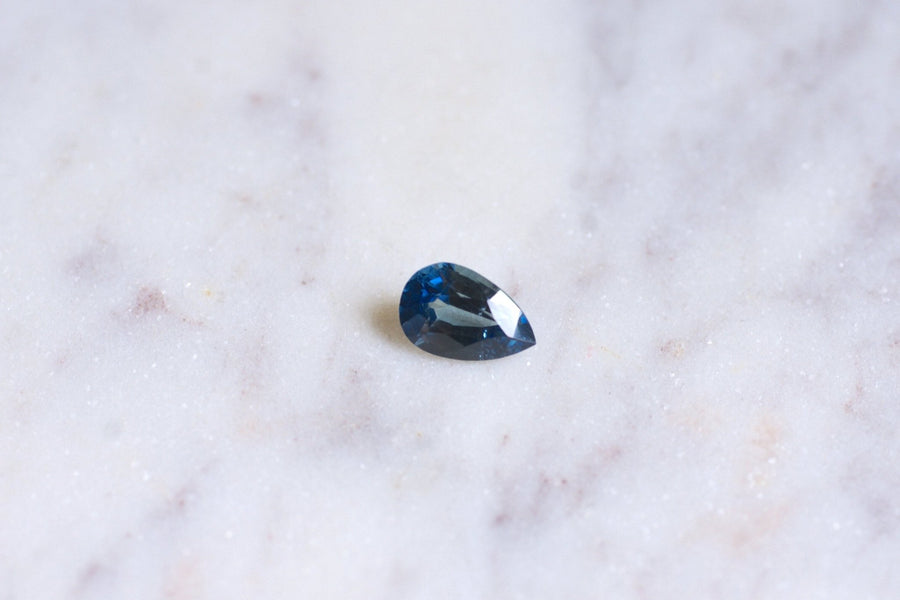 Saphir bleu vert, color change, 1.98 Cts, poire - Galerie Pénélope