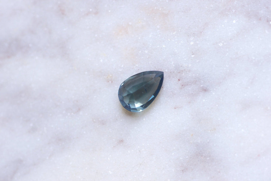 Saphir bleu vert, color change, 1.98 Cts, poire - Galerie Pénélope