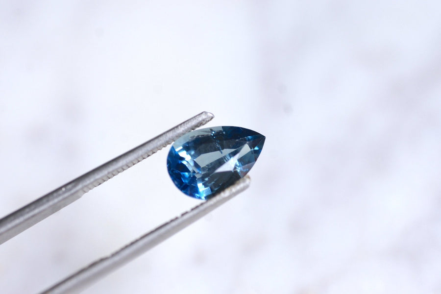 Saphir bleu vert, color change, 1.98 Cts, poire - Galerie Pénélope