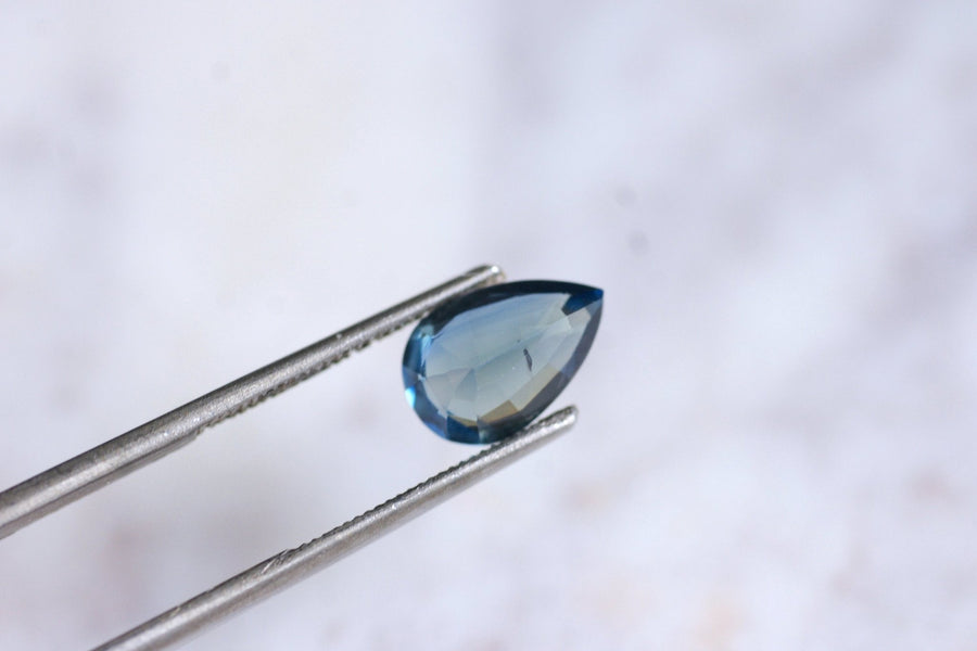 Saphir bleu vert, color change, 1.98 Cts, poire - Galerie Pénélope