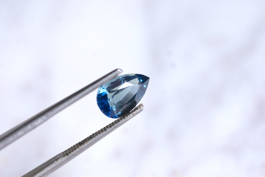 Saphir bleu vert, color change, 1.98 Cts, poire - Galerie Pénélope